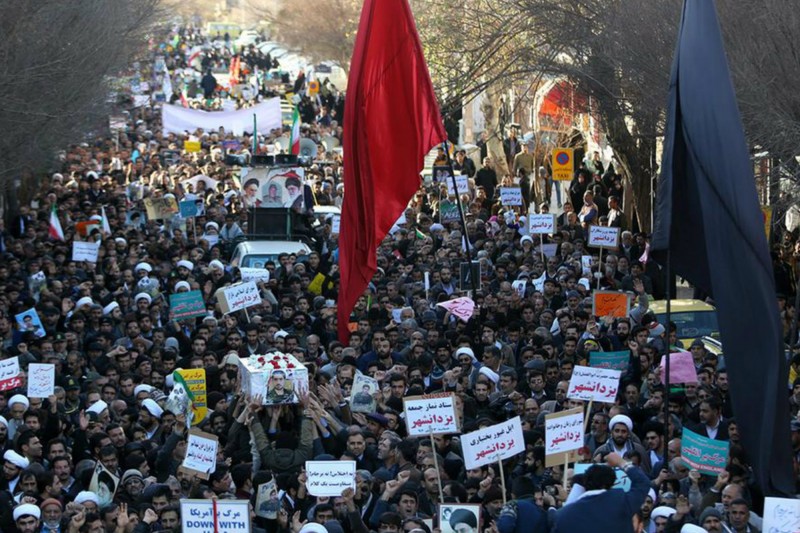 Konzervativno krilo oslonilo se na represiju. Najmanje 21 osoba je ubijena iako se u prvim izveštajima iranskih medija o poginulim ne navodi ko ih je ubio. Najavljeno je da su snage reda posle prvih stradalih ublažile stav prema demonstrantima, ali činjenica da se broj mrtvih od tada udvostručio demantuje da je policija dobila neke nove instrukcije